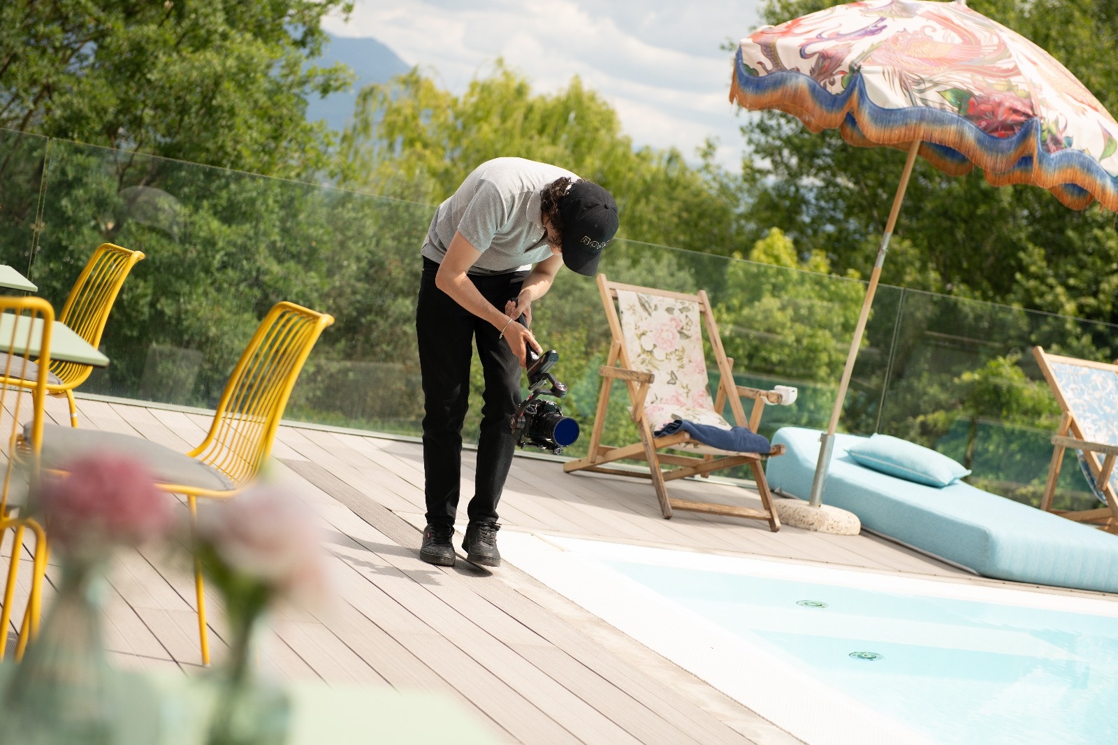 Videomaker al lavoro durante un evento in esterna