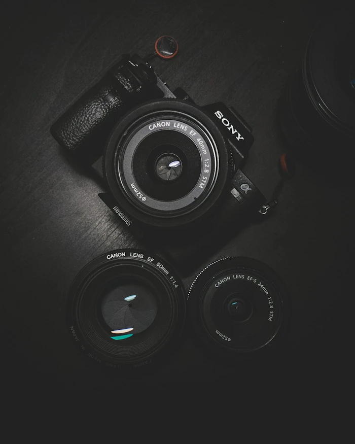 Fotocamera professionale e ottiche intercambiabili su fondo scuro