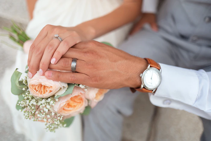 Dettaglio delle fedi e del bouquet