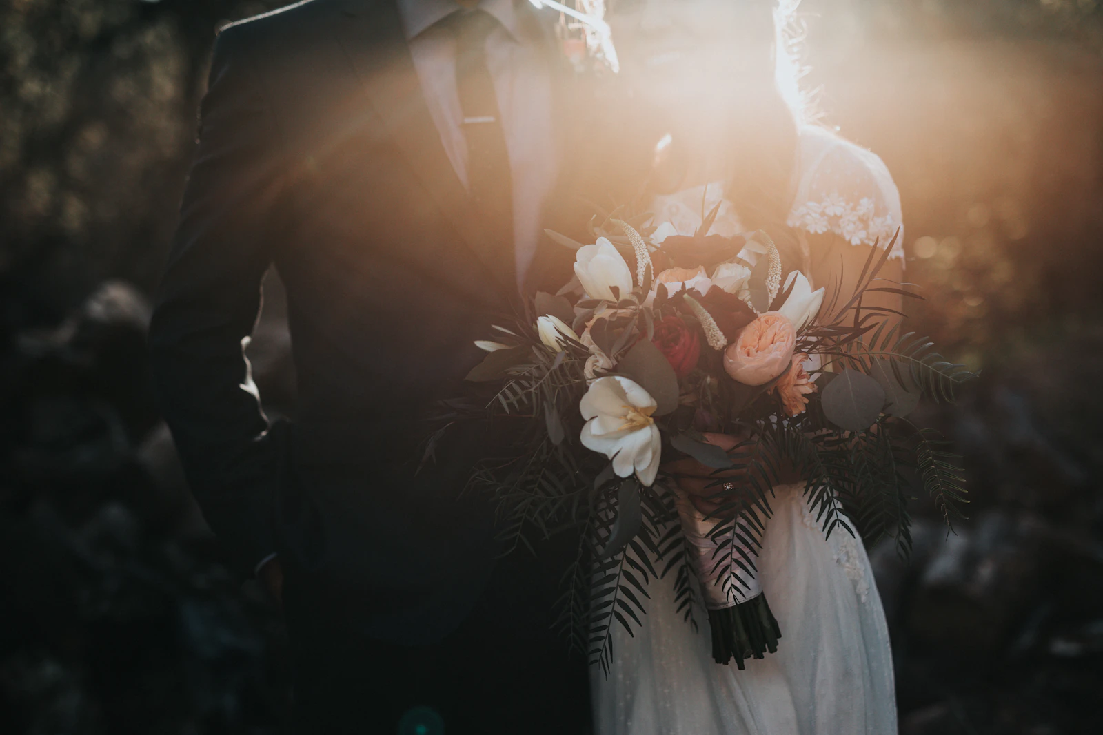 Sposi che si abbracciano al tramonto durante le riprese del wedding film